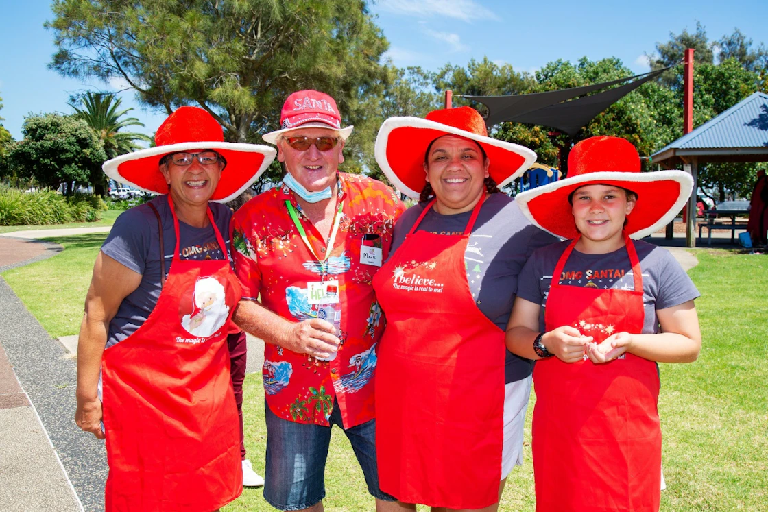 Our-Partners Samaritans-Christmas-Lunch-In-The-Park Samaritans-Picnic-Lunch-In-The-Park-2021-red-shirts-volunteers